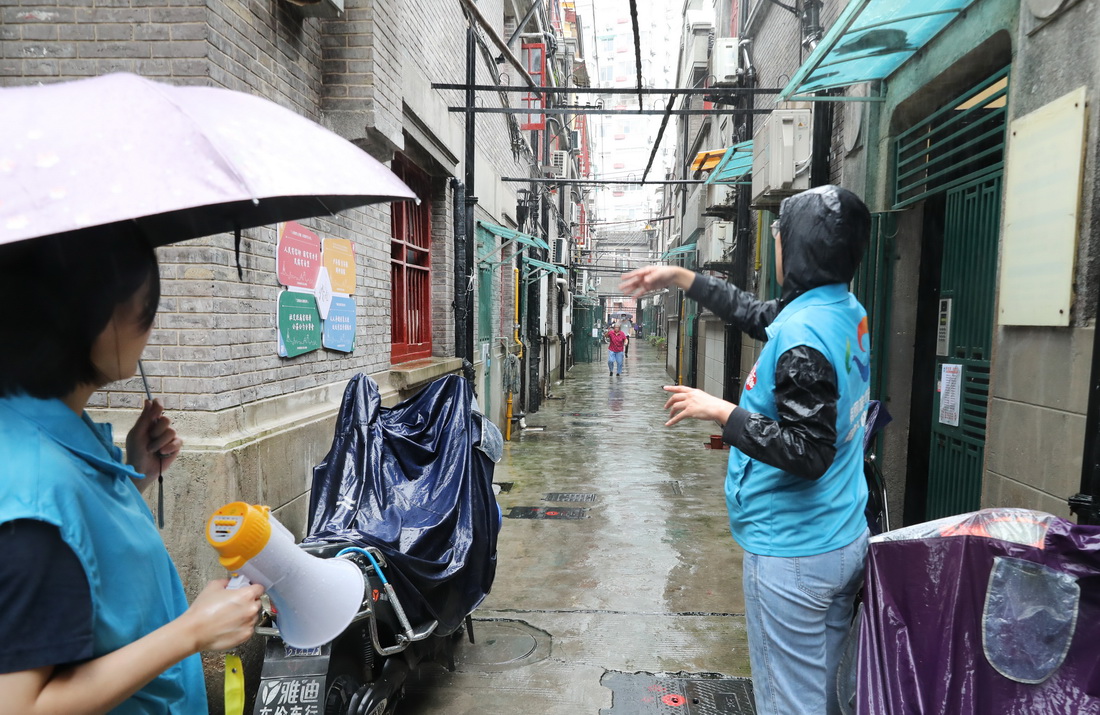 9月13日，上海市黃浦區外灘街道山北居委會工作人員在社區巡視，提醒居民注意安全。