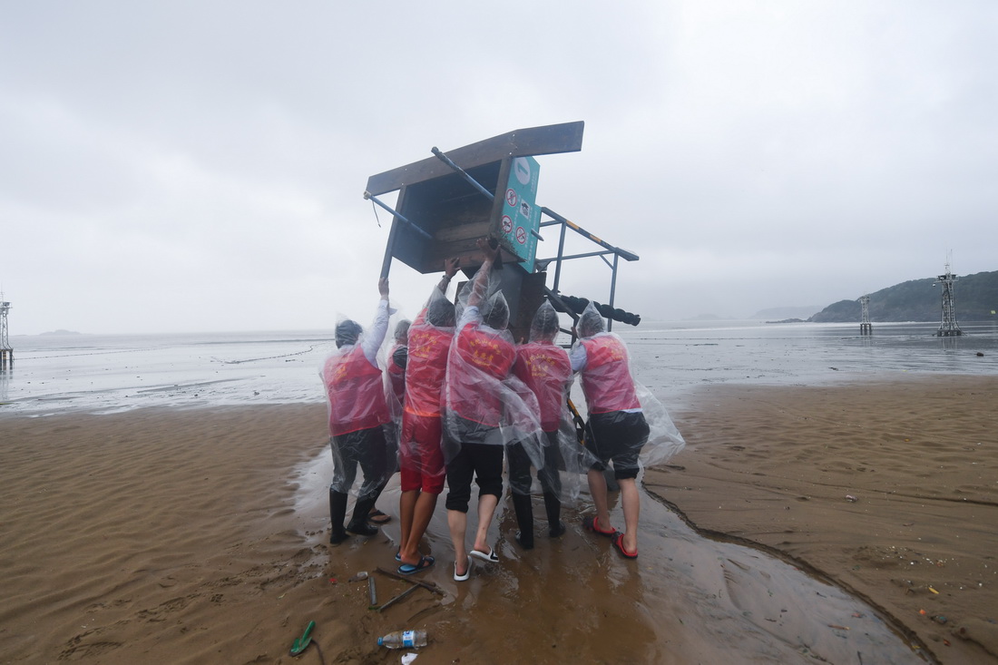 9月14日，黨員志願者在舟山朱家尖南沙景區內扶起被風吹倒的瞭望台。