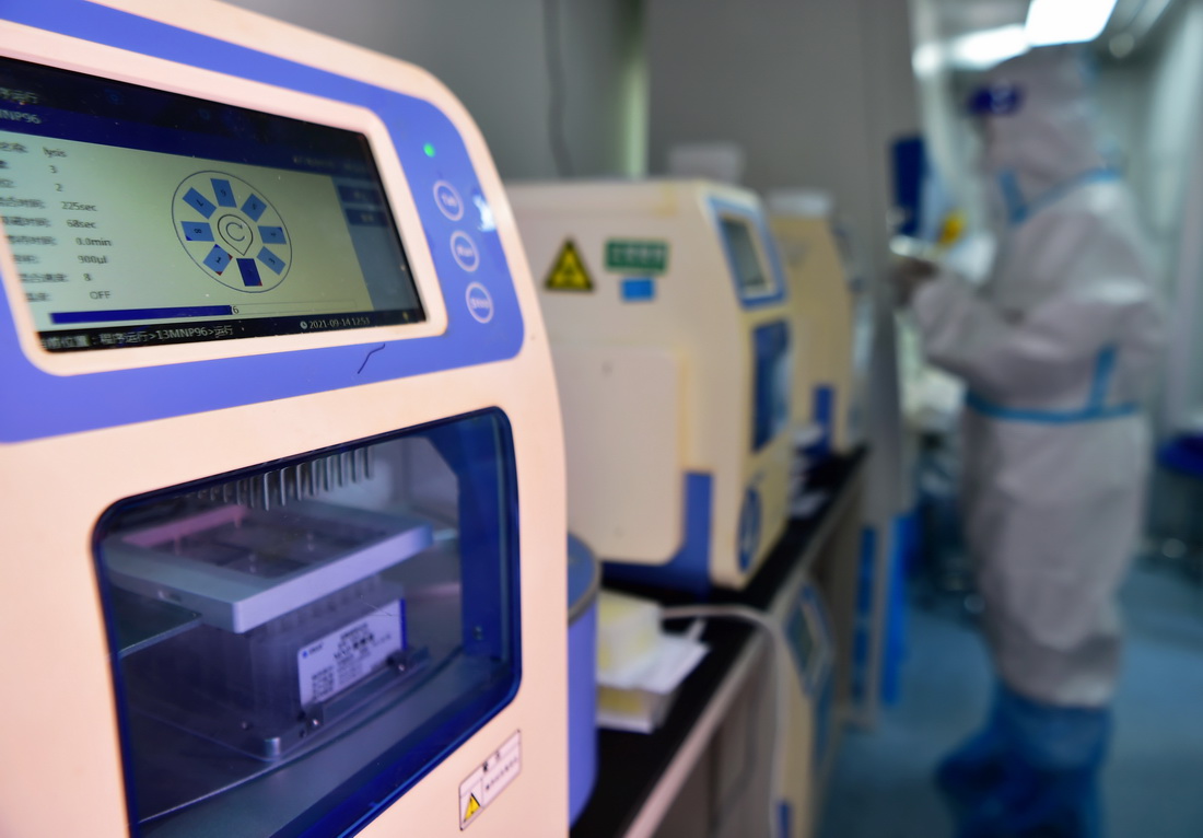 9月14日，工作人員在移動PCR方艙實驗室裡忙碌。