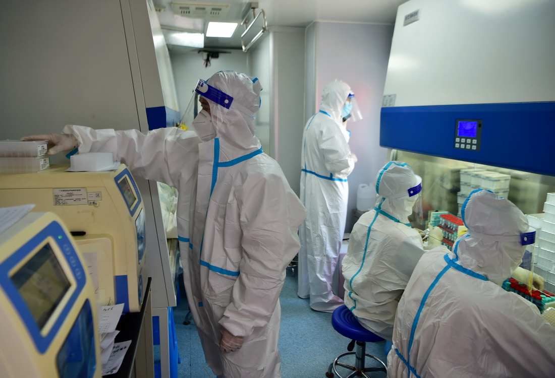 9月14日，在移動PCR方艙實驗室裡，工作人員對送來檢測的核酸樣品進行處置。