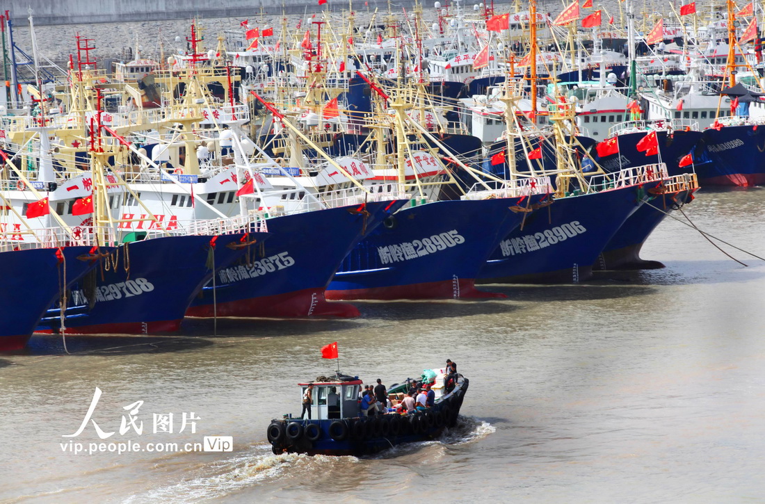 2021年9月14日，浙江省溫嶺中心漁港箬山港區，即將出海捕魚作業的漁民通過運輸小船將各種生產生活物資送上漁船。
