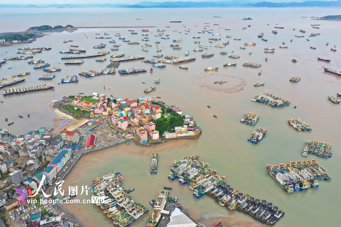 2021年9月14日，近千艘整裝待發的漁船有秩序停舶在浙江省溫嶺中心漁港箬山港區。