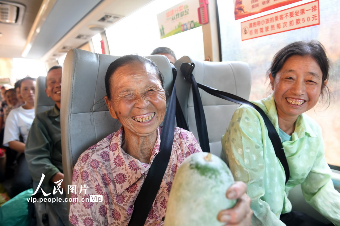 2021年9月14日，江西省丰城市荷湖乡高峰村村民乘坐公交车出行。