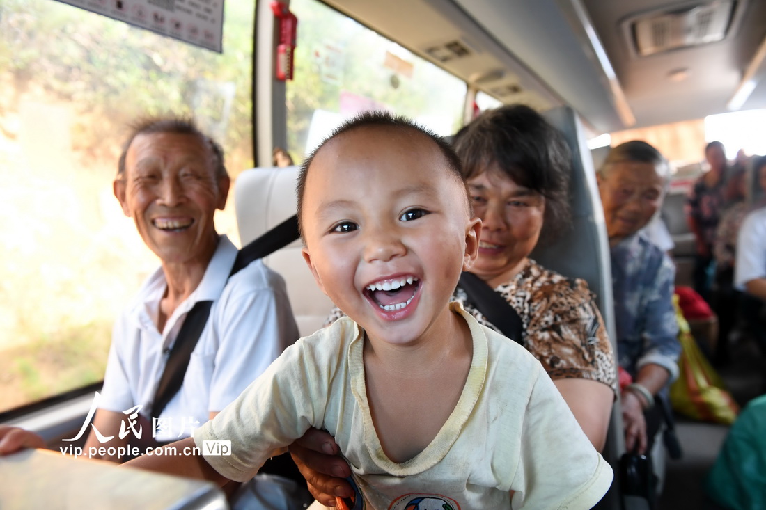 2021年9月14日，江西省丰城市荷湖乡高峰村村民乘坐公交车出行。