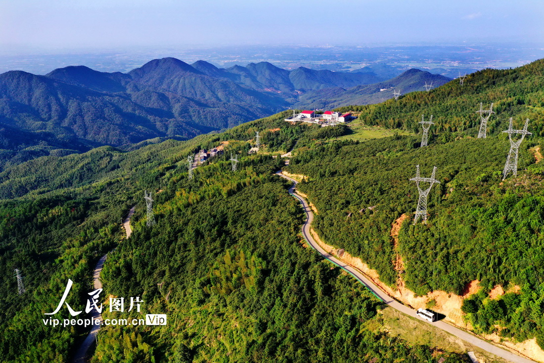 2021年9月14日，公交车行驶在江西省丰城市荷湖乡玉华山的山间道路上。