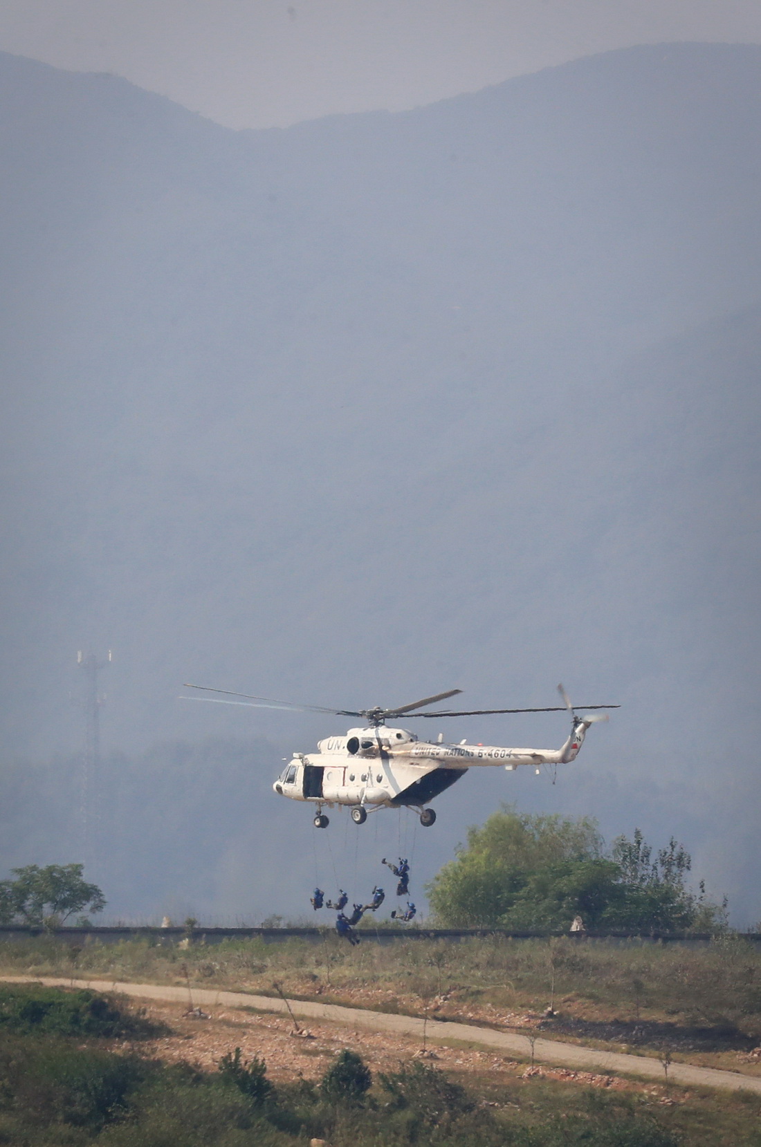 9月15日，在“共同命運-2021”國際維和實兵演習綜合演練中，中國快反分隊搭乘直升機到達事發地域採取“1機8繩”同降方式機降支援。新華社記者 琚振華 攝