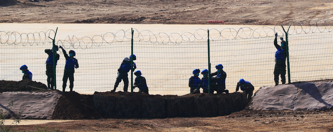 9月15日，在“共同命運-2021”國際維和實兵演習綜合演練中，泰國工兵分隊修繕圍牆、完善防御工事。新華社記者 琚振華 攝