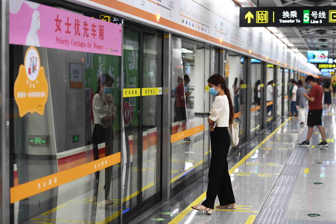 9月15日，市民在鄭州地鐵3號線海灘寺站等待乘車。