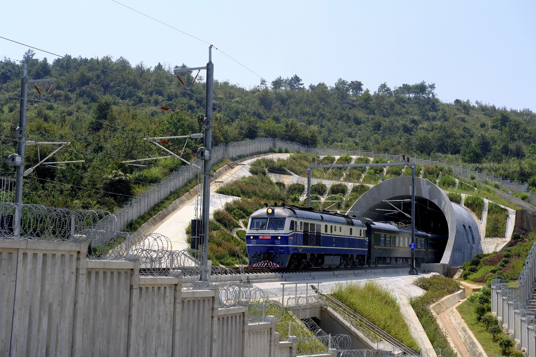 9月16日，首趟检测列车行驶在安九高铁线路上。