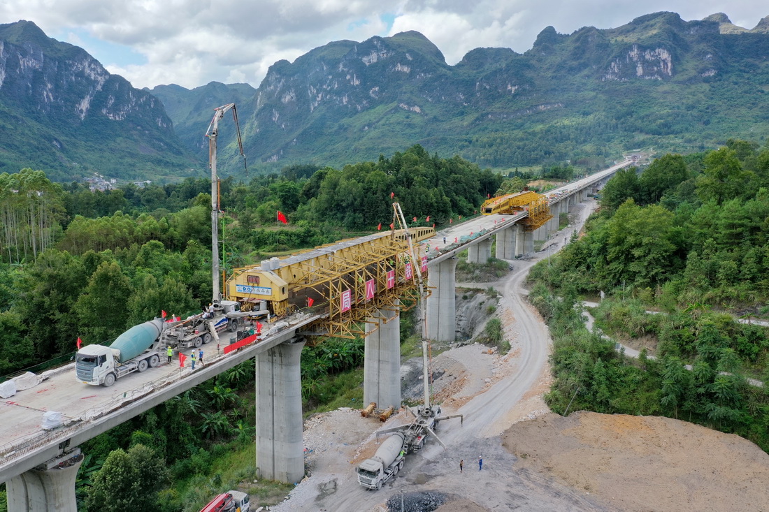 这是正在进行最后混凝土浇筑的捞村双线特大桥（无人机照片，9月16日摄）。