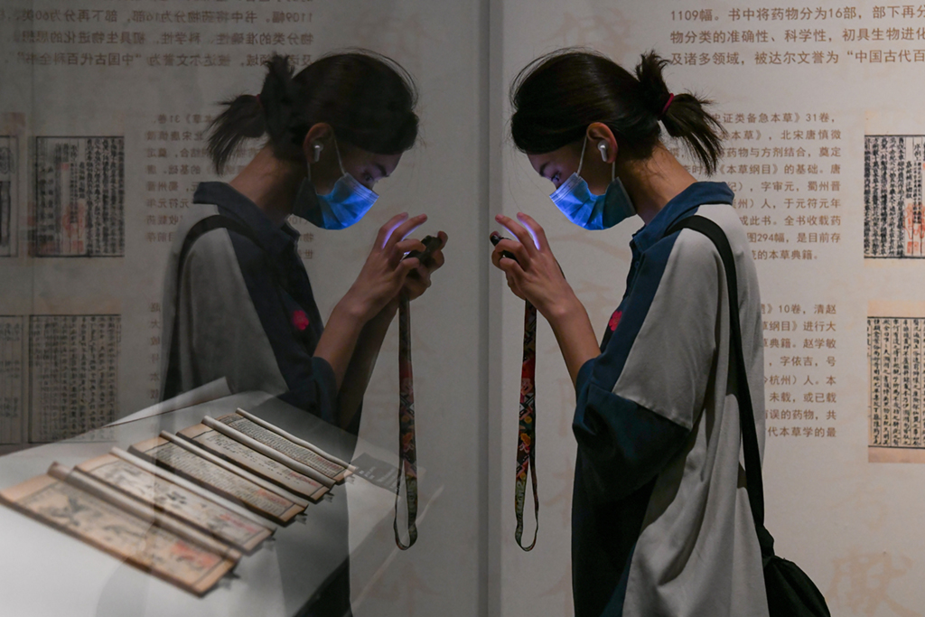 9月17日，市民觀看“發現中醫之美——中國傳統醫藥文物特展”。