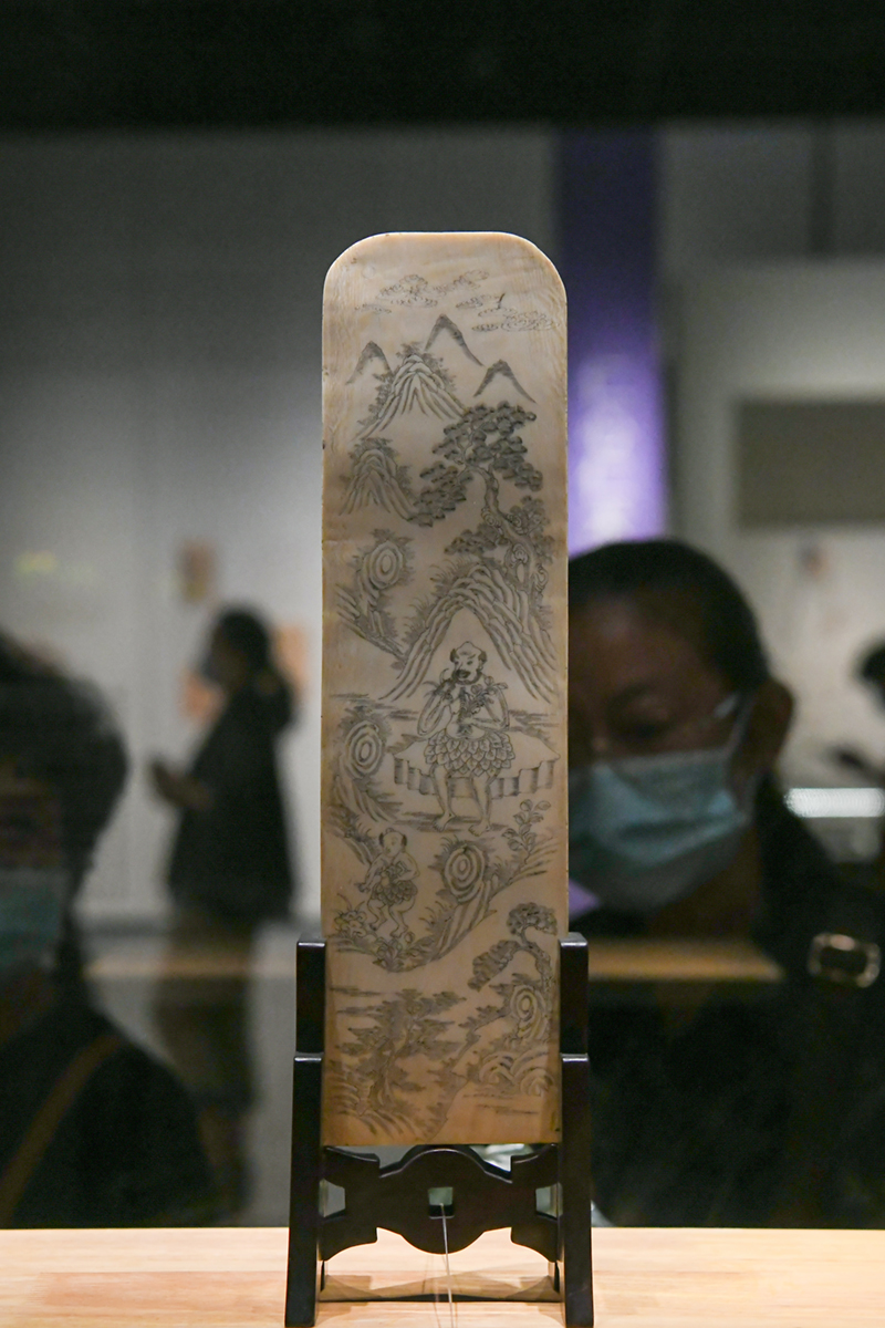 這是9月17日在“發現中醫之美——中國傳統醫藥文物特展”上拍攝的“神農嘗藥圖”象牙牌。