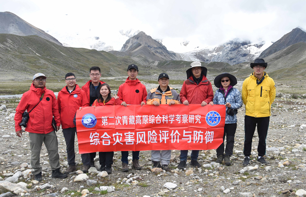 8月24日，在西藏日喀则市一处雪山下，中科院地理科学与资源研究所客座教授李渝生（右四）和年轻队员们合影。 新华社记者 杜刚 摄