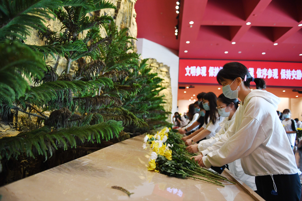 9月18日，各界群众来到中国人民抗日战争纪念馆向抗战英烈献花。