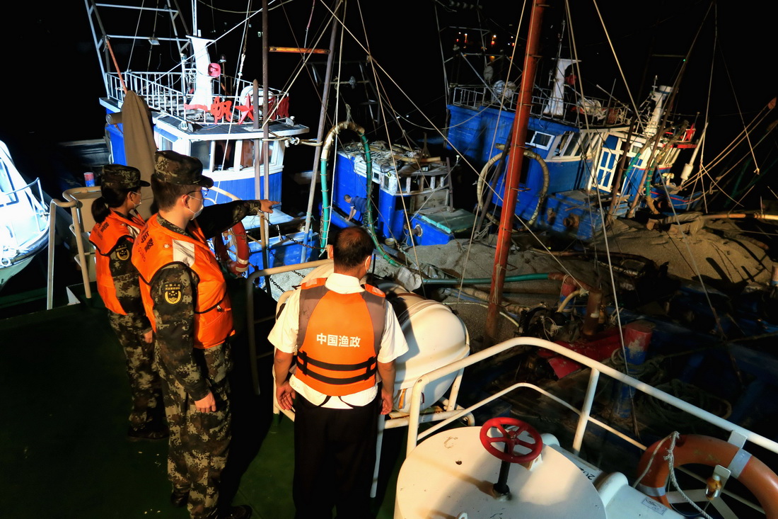 海警执法员在天津某码头与渔政部门开展联合执法（8月11日摄）。新华社发（程龙威 摄）