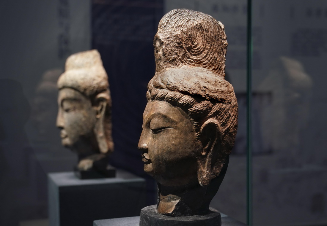 这是9月18日在展览上拍摄的龙门石窟文物观音菩萨头像。