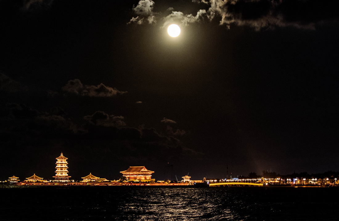 9月21日在山东省烟台市蓬莱区海滨拍摄的圆月。新华社发（于良意 摄）