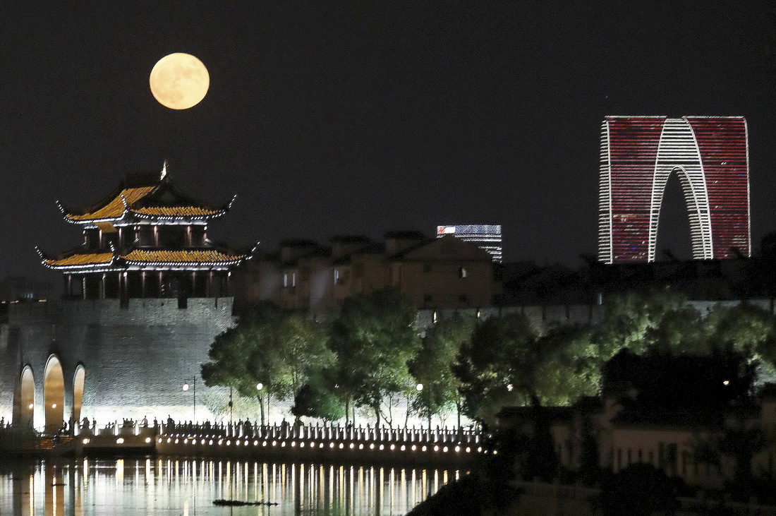 9月21日在蘇州拍攝的圓月。新華社發（杭興微 攝）