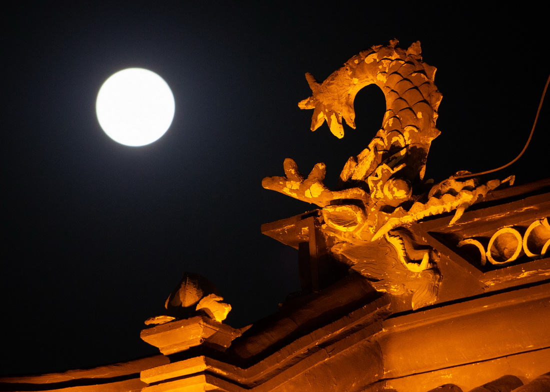 9月21日在南京夫子廟景區拍攝的圓月。新華社發（蘇陽 攝）