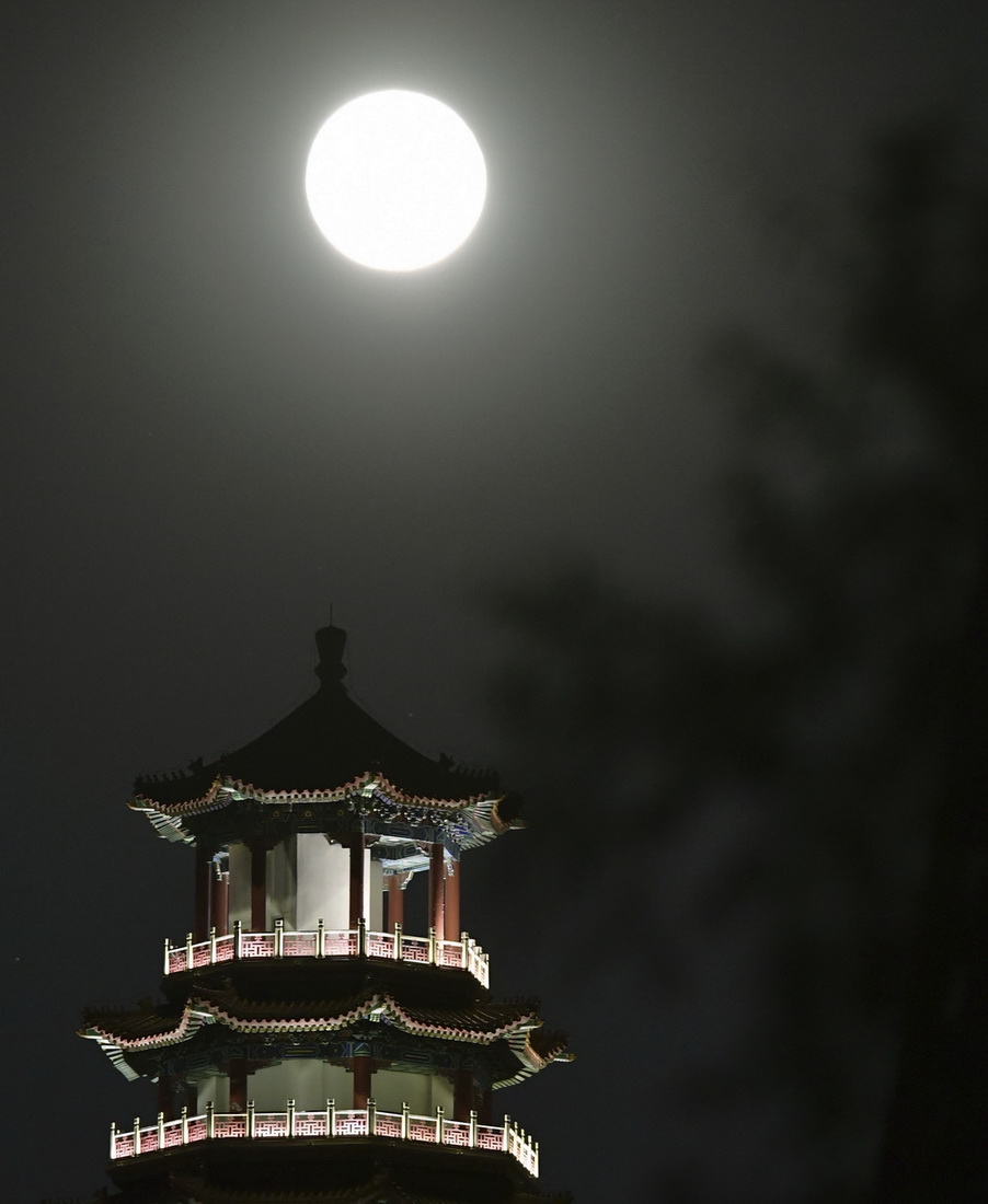 這是在北京石景山拍攝的功亭閣和圓月（9月21日攝）。新華社記者 李賀 攝