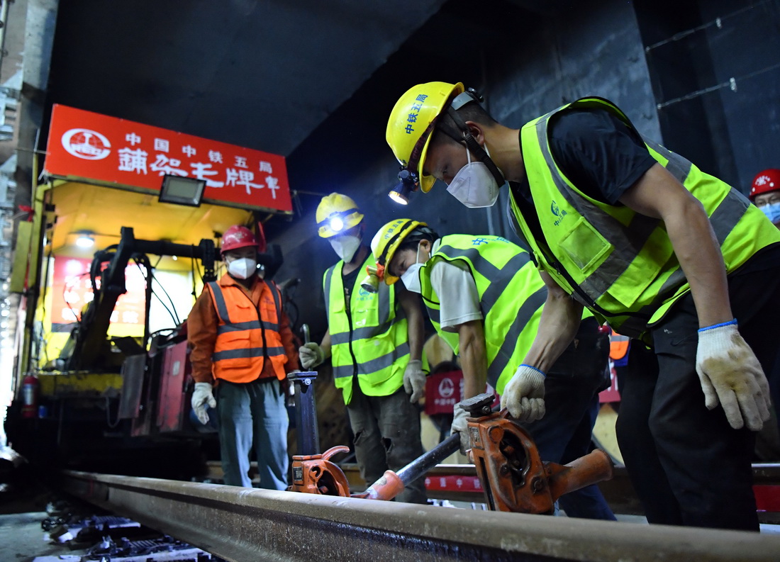 9月21日，中鐵五局工人在鄭許市域鐵路鄭州段進行焊軌作業准備工作。