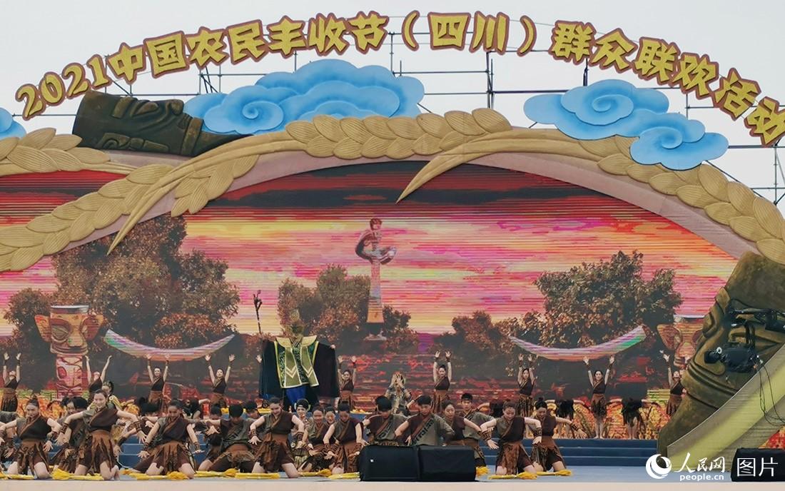 2021中國農民豐收節（四川）群眾聯歡活動在德陽市廣漢市三星堆鎮三星村舉辦，圖為融入了三星堆主題元素的原創音樂舞台劇《千年稻香》。人民網 劉海天攝