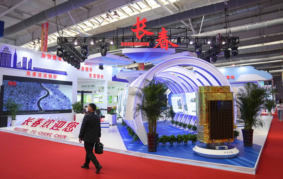 9月23日，觀眾在第十三屆中國－東北亞博覽會上參觀長春市展區。