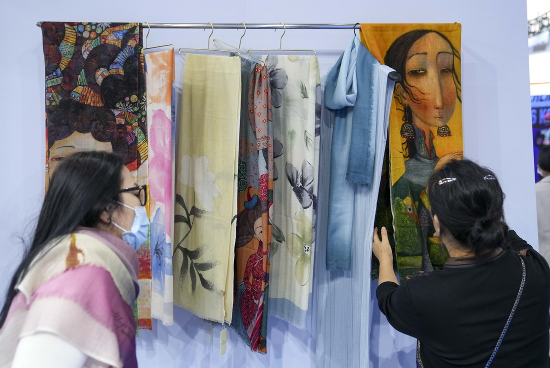 9月23日，參觀者在第十三屆中國－東北亞博覽會上選購特色商品。