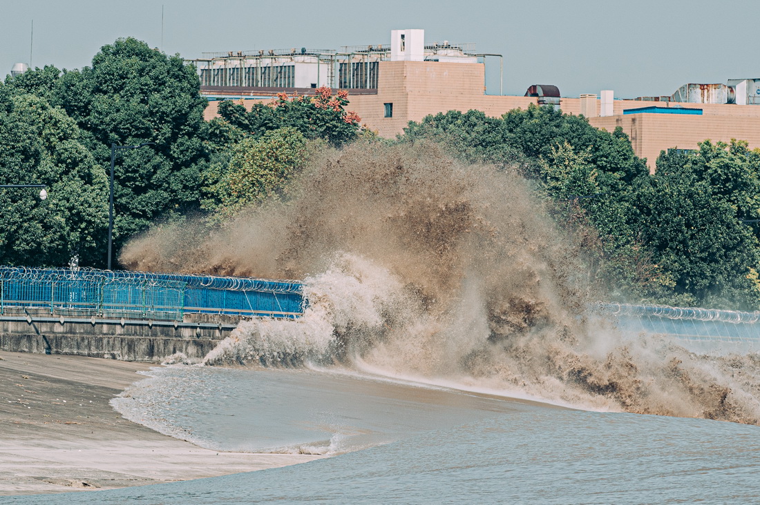 9月23日，錢塘江潮水沖擊堤壩形成巨浪。