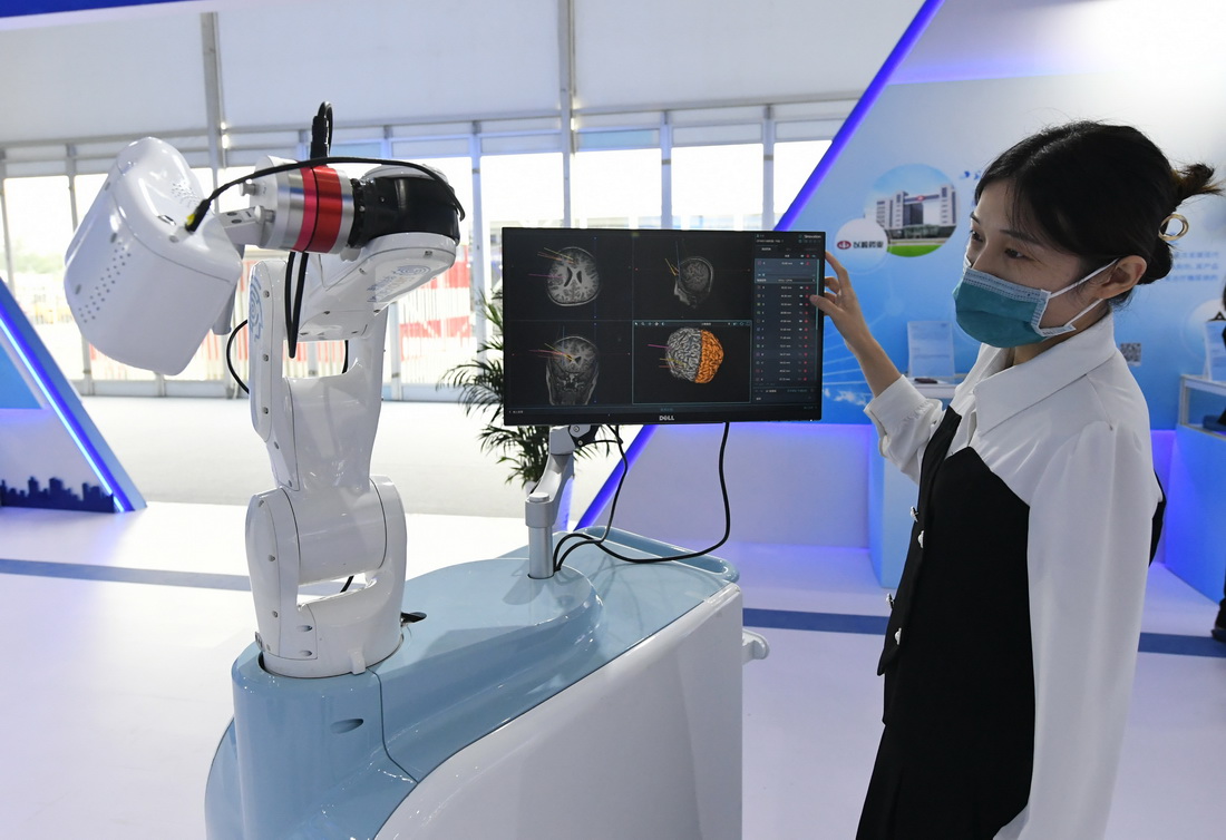 9月25日在中關村論壇展覽（科博會）現場拍攝的神經外科手術機器人。新華社記者  任超 攝
