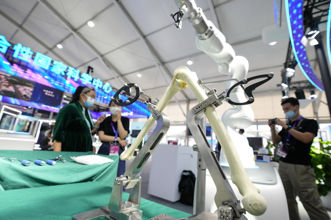9月25日，參觀者在中關村論壇展覽（科博會）參觀展出的一款適用於全膝關節置換手術的機器人。新華社記者 鞠煥宗 攝