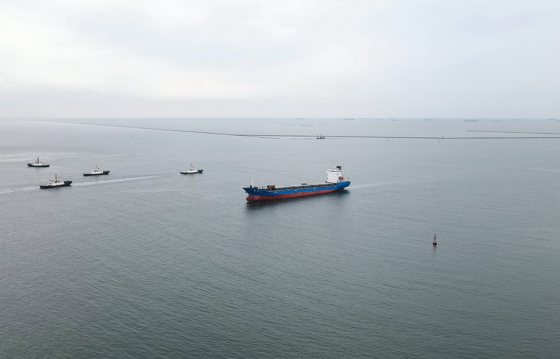 9月25日，一艘輪船通過唐山港京唐港區25萬噸級航道向港區航行（無人機照片）。