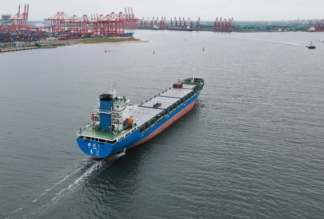 9月25日，一艘輪船向唐山港京唐港區航行（無人機照片）。