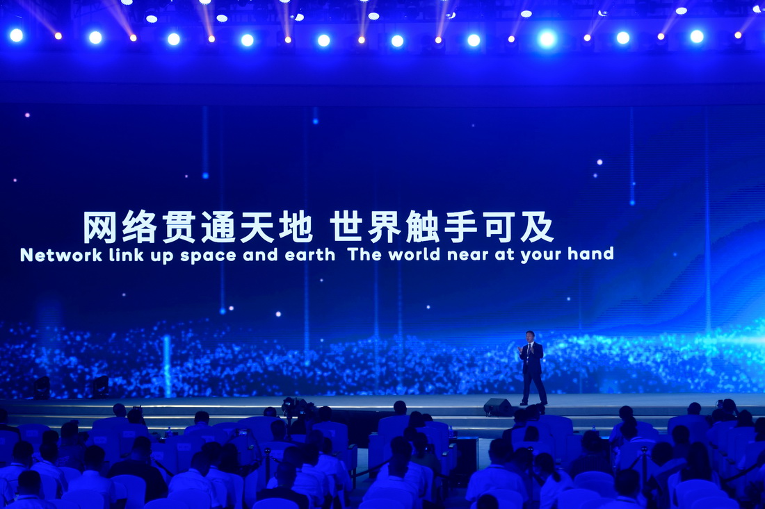 9月26日，中國電信集團有限公司代表介紹“天通一號”衛星移動通信應用系統。新華社記者 黃宗治 攝