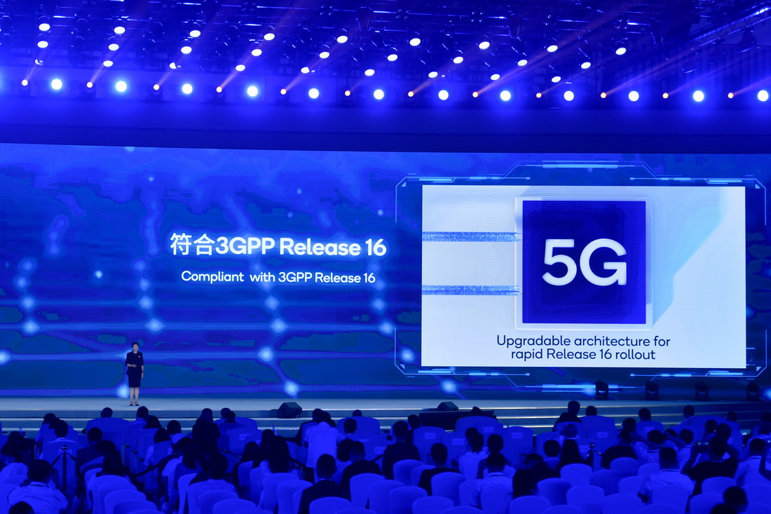 9月26日，高通技術公司代表介紹“全球首個支持10Gbps 5G傳輸速率和首個符合3GPP Release 16規范的5G調制解調器到天線解決方案”。新華社記者 黃宗治 攝