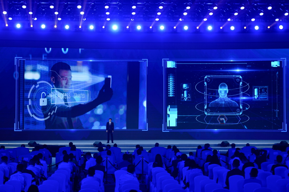 9月26日，北京瑞萊智慧科技有限公司代表介紹“安全可靠可控的新一代人工智能平台”。新華社記者 黃宗治 攝