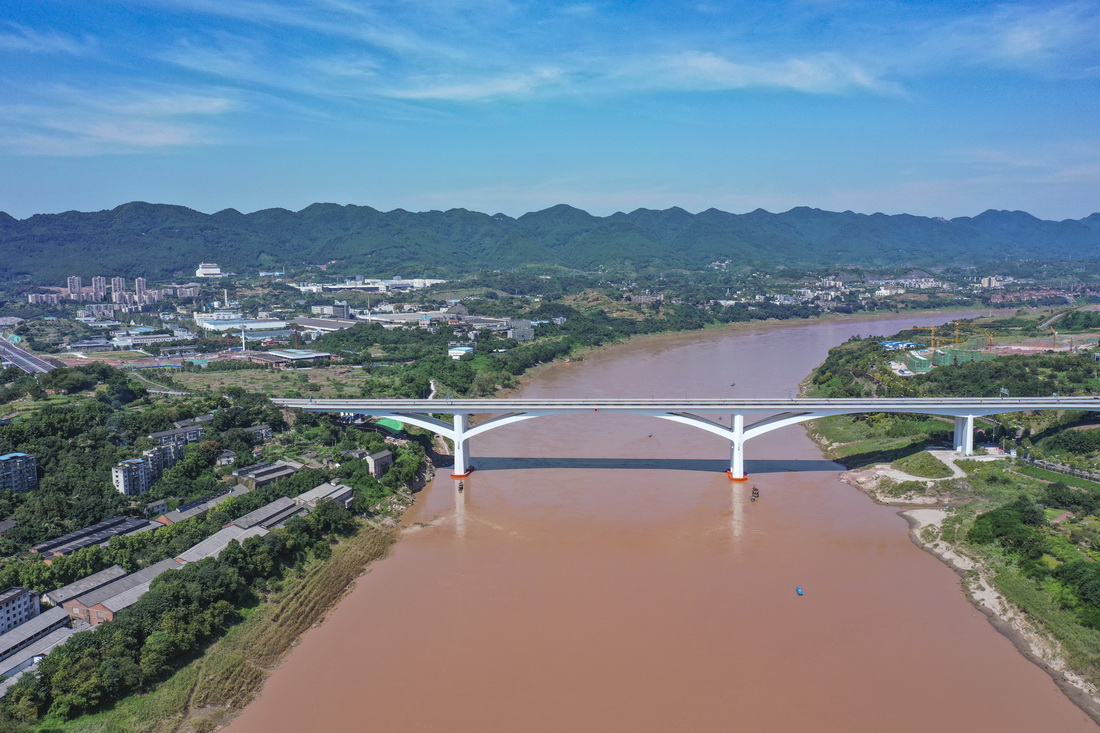 这是9月26日拍摄的建成完工即将通车的重庆礼嘉嘉陵江大桥（无人机照片）。