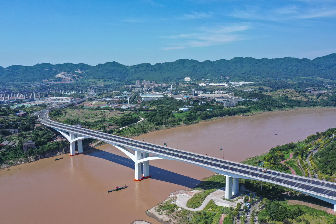這是9月26日拍攝的建成完工即將通車的重慶禮嘉嘉陵江大橋（無人機照片）。