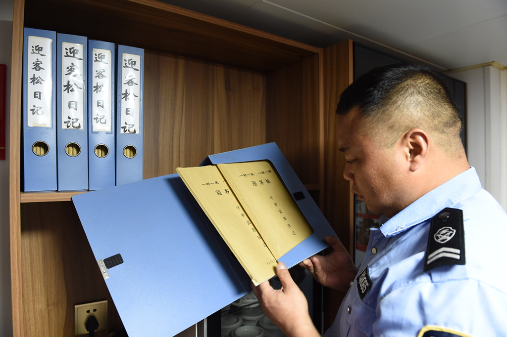 9月25日，胡曉春整理自己撰寫的《迎客鬆日記》。