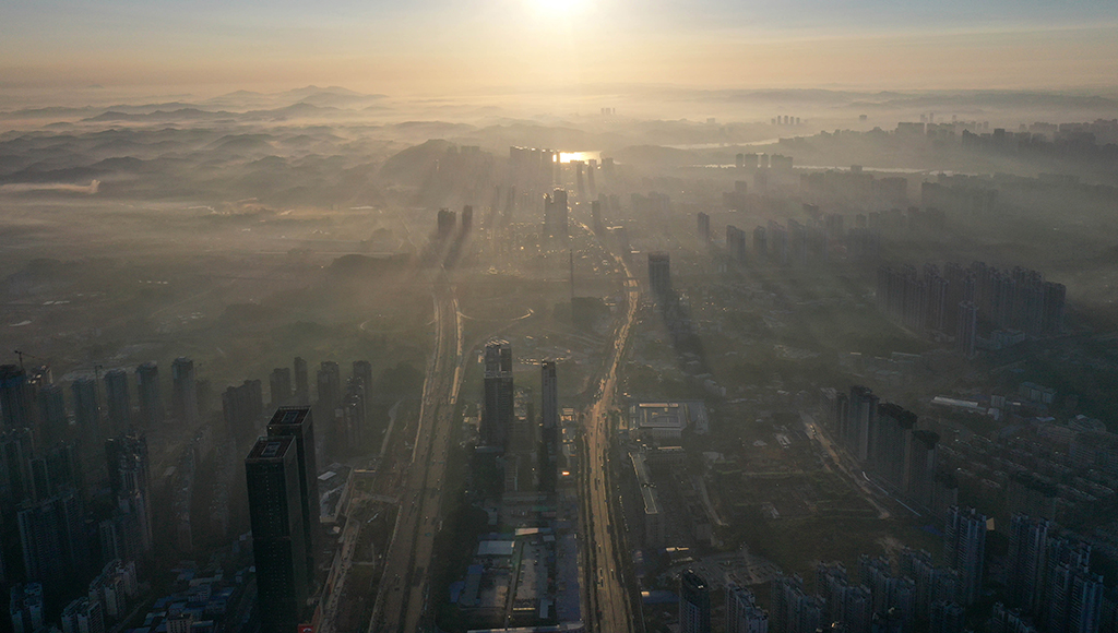 朝陽映射下的南寧市區（無人機照片，9月27日攝）。