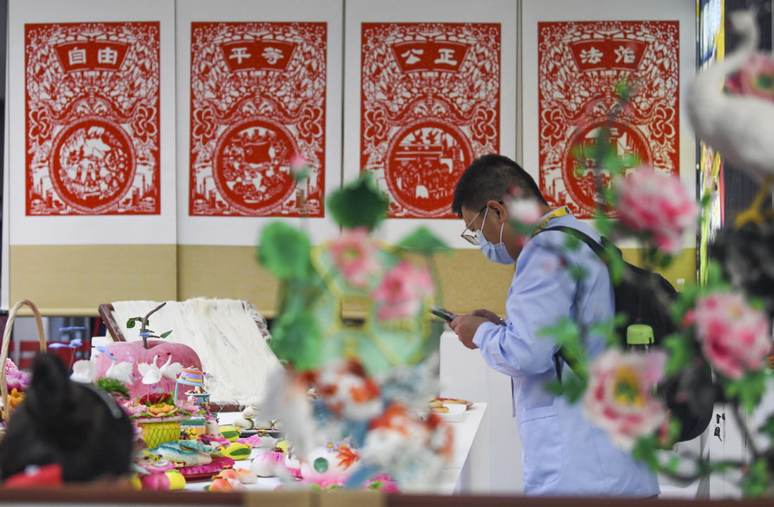 在“技能中國行2021——走進新疆”技能展示交流活動山東展示區，參觀者在拍攝展出的花餑餑（9月27日攝）。新華社記者 王菲 攝
