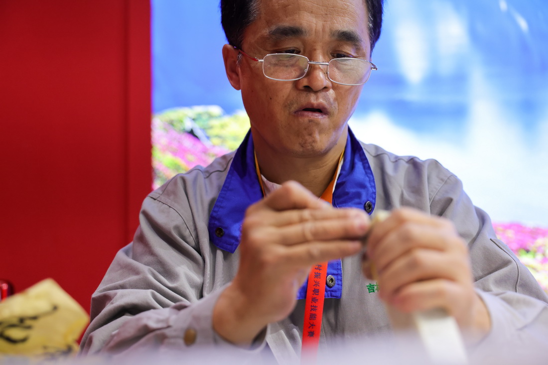 在“技能中國行2021——走進新疆”技能展示交流活動吉林展示區，雕刻師竇茂忠在雕刻印章（9月27日攝）。新華社記者 丁磊 攝