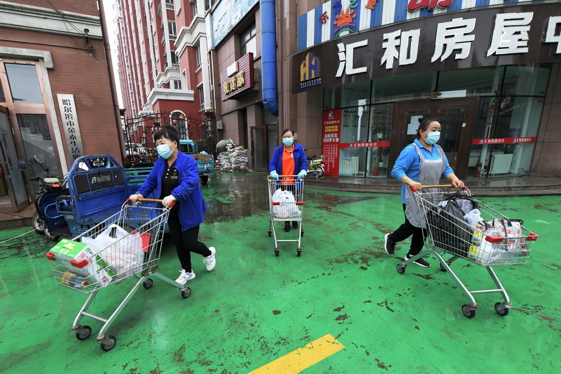 哈爾濱市巴彥縣一大型超市工作人員為封控區居民配送生活物資（9月27日攝）。新華社記者 王建威 攝