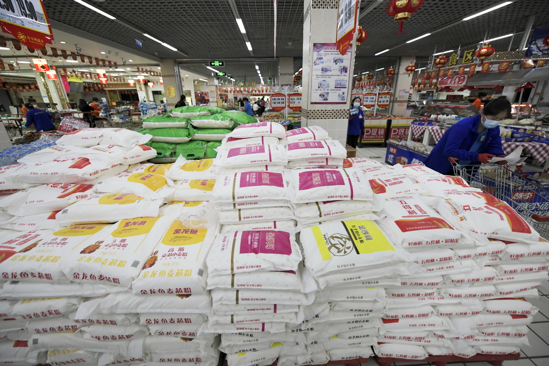 在哈爾濱市巴彥縣一大型超市拍攝的面粉（9月27日攝）。新華社記者 王建威 攝