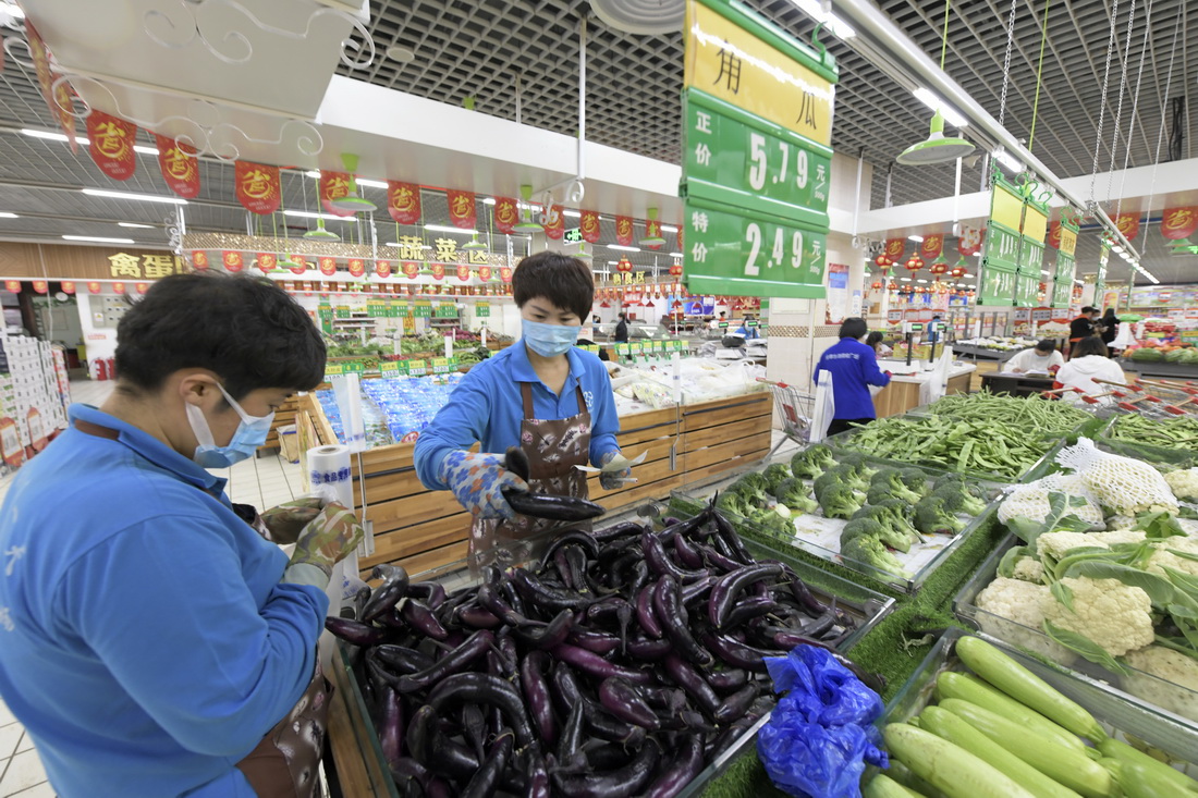 在哈爾濱市巴彥縣一大型超市，工作人員揀選居民線上下單購買的蔬菜（9月27日攝）。新華社記者 王建威 攝