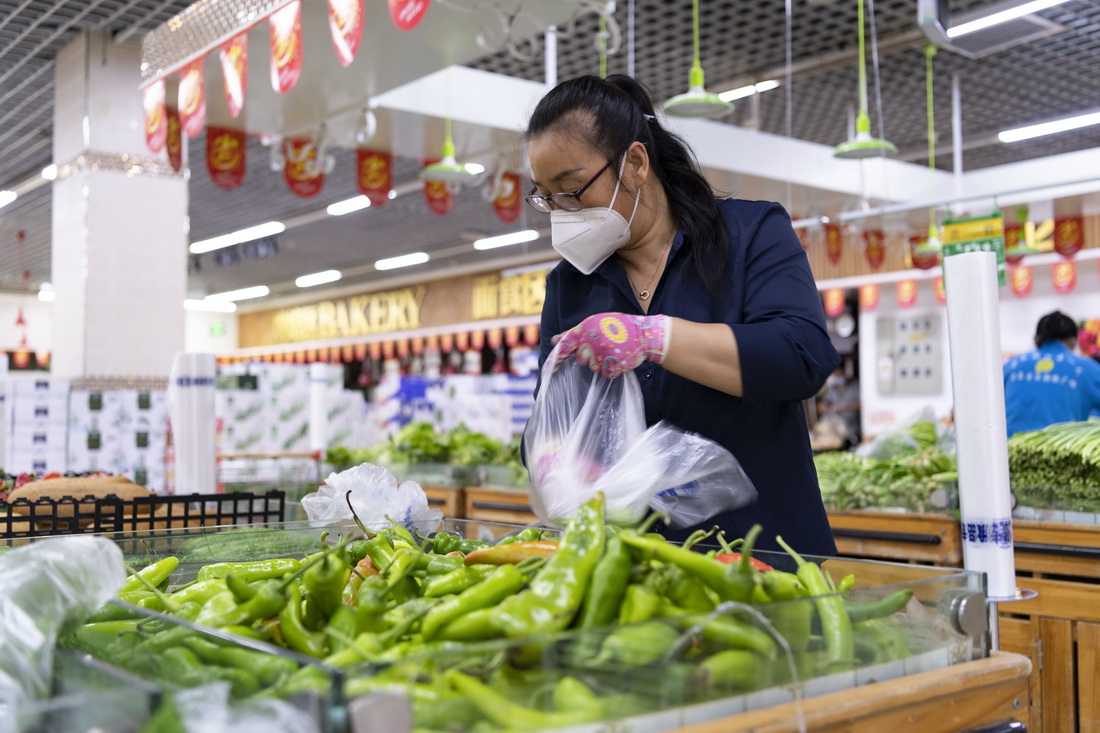 在哈爾濱市巴彥縣一大型超市，工作人員揀選居民線上下單購買的蔬菜（9月27日攝）。新華社記者 謝劍飛 攝