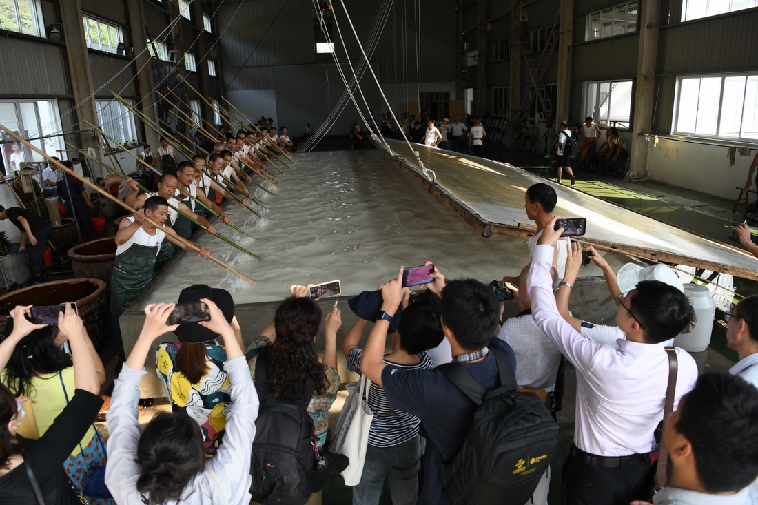 9月28日，在“超級宣紙”生產車間，工人進行撈紙作業。