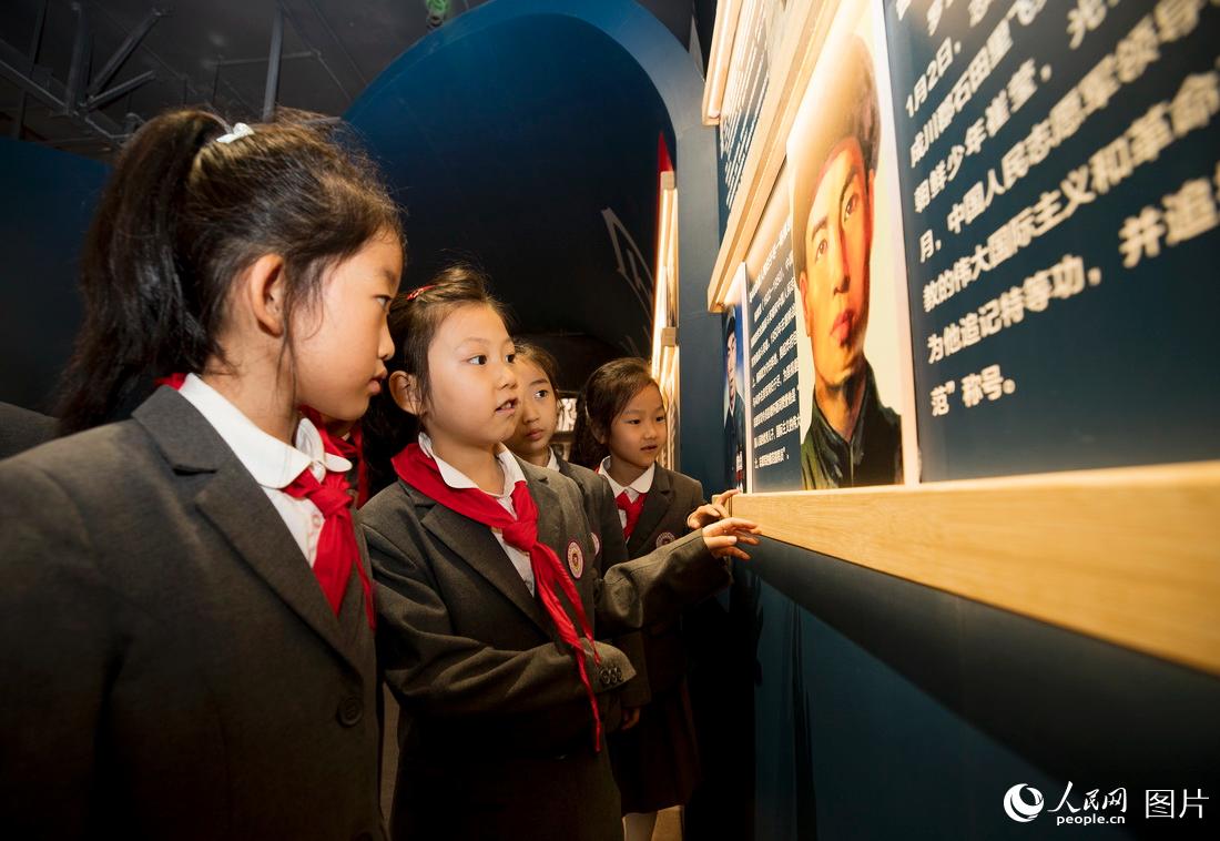9月29日，陝西省西安高新錢學森第二小學學生參觀民族復興展覽館。
