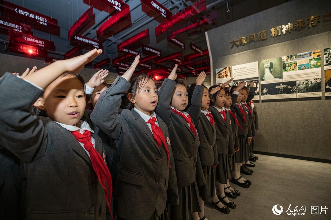 9月29日，陝西省西安高新錢學森第二小學學生們在學校民族復興展覽館重溫入隊誓詞。