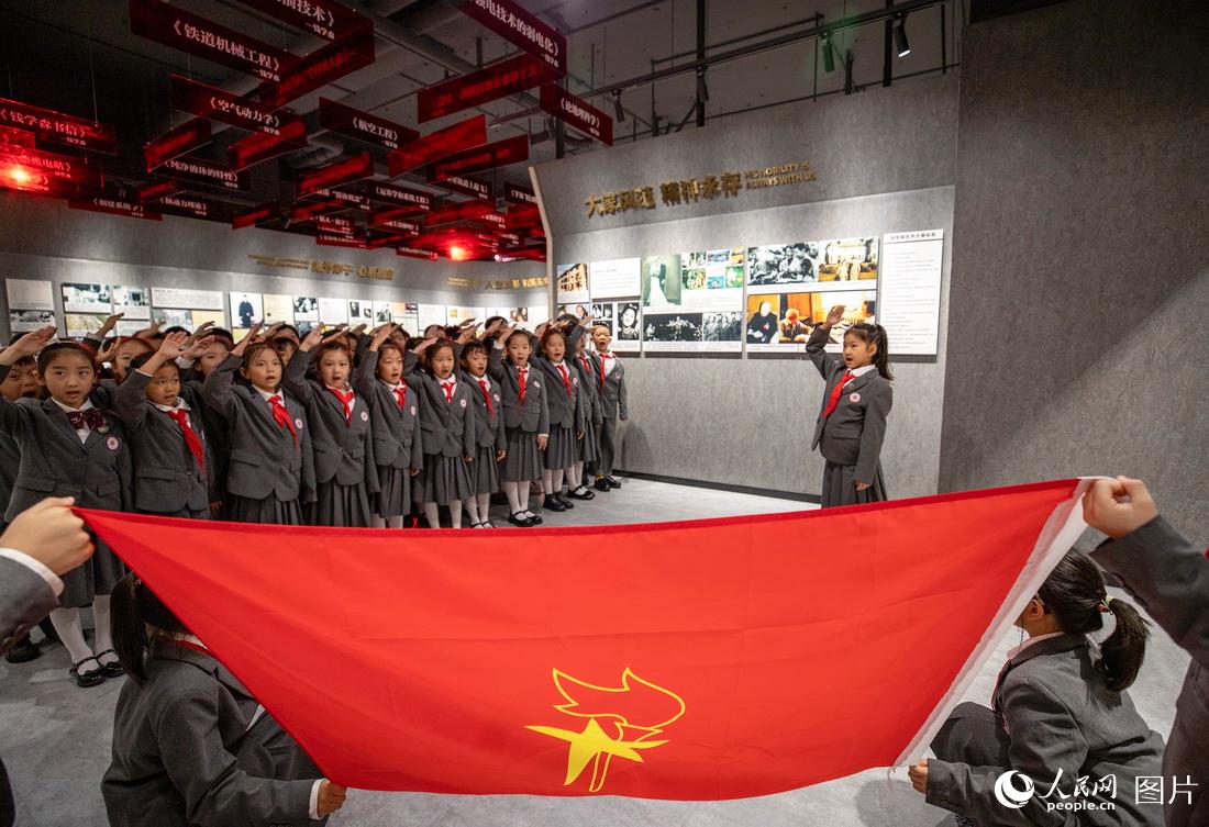 9月29日，陝西省西安高新錢學森第二小學學生們在學校民族復興展覽館重溫入隊誓詞。